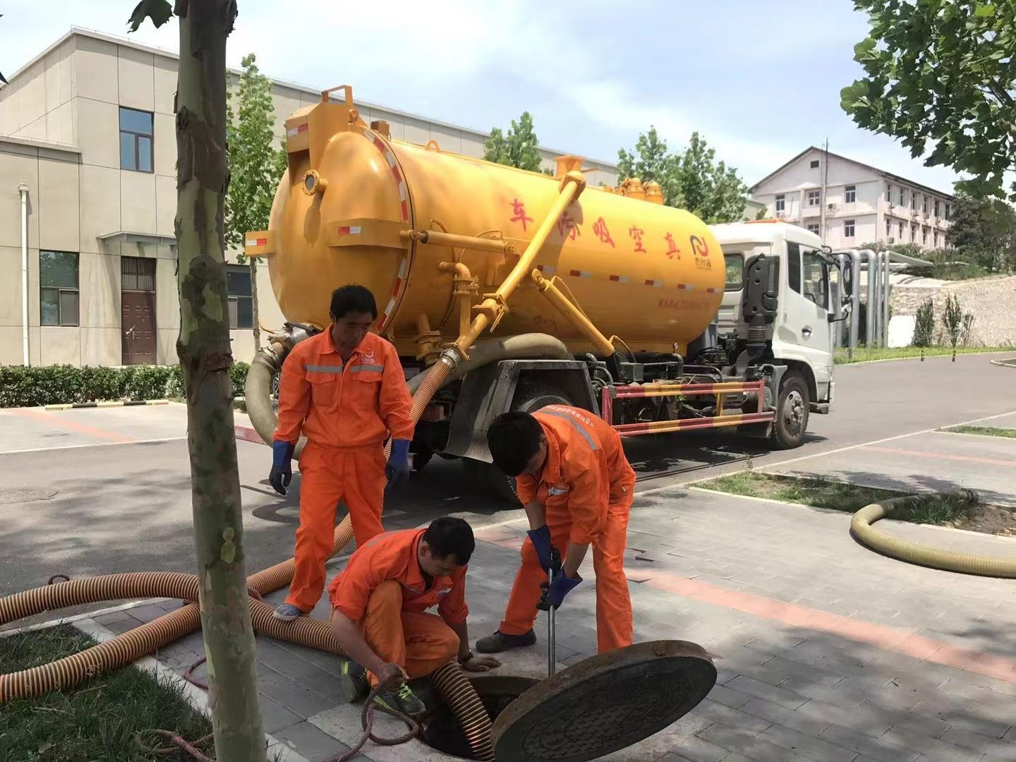 华坪管道疏通车停在窨井附近